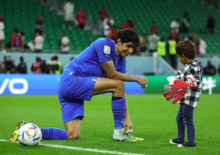 bounou e il figlio giocano in campo 3