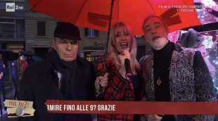 BRUNO VESPA IN VERSIONE GRINCH CON I JALISSE A VIVA RAI2