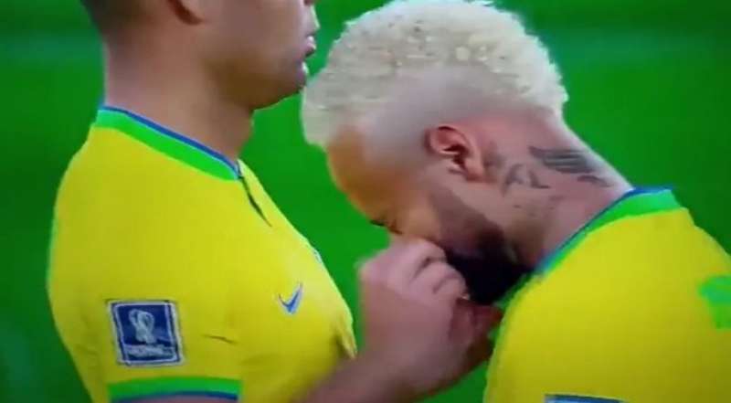 casemiro mette qualcosa nel naso di neymar 1