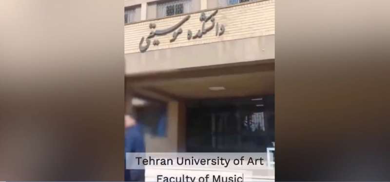 coro di studenti canta inno contro il regime a teheran 6