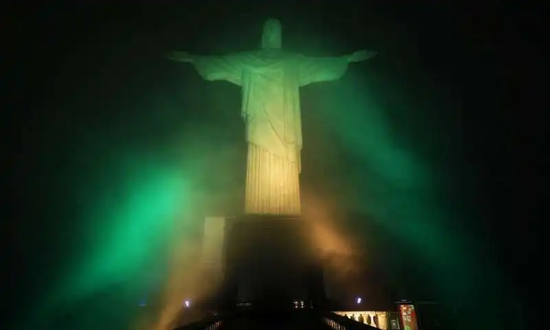 CRISTO REDENTORE ILLUMINATO DI VERDEORO PER PELE 