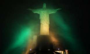 CRISTO REDENTORE ILLUMINATO DI VERDEORO PER PELE