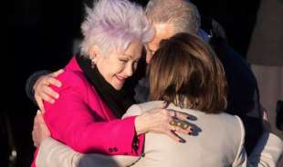 cyndi lauper abbraccia chuck schumer e nancy pelosi