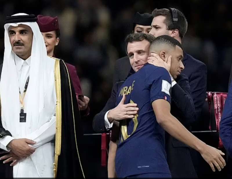 emmanuel macron consola kilyan mbappe