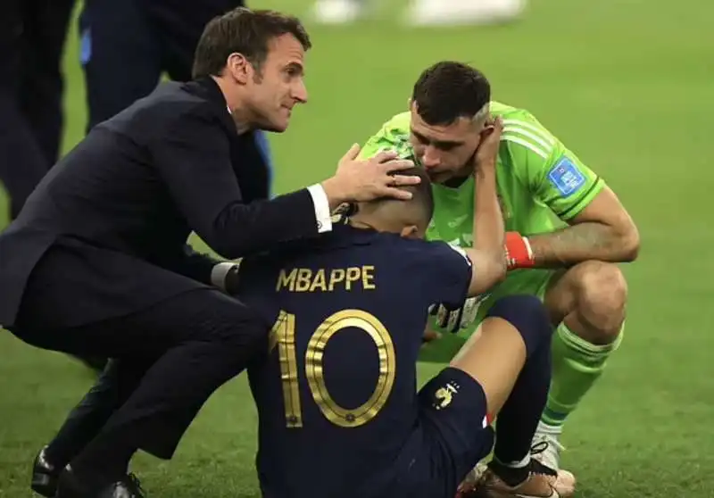 emmanuel macron consola kilyan  mbappe 