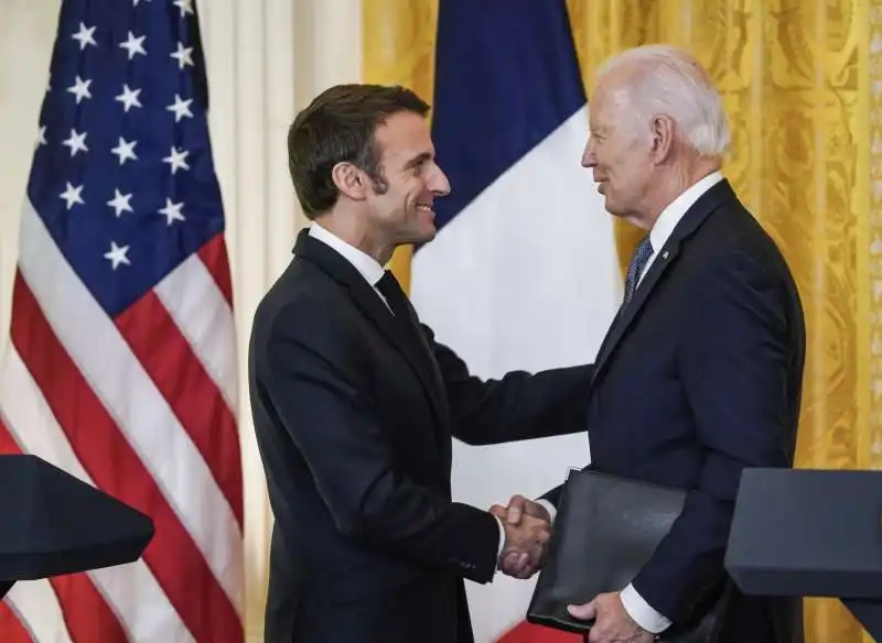 emmanuel macron joe biden  