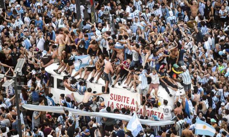 festeggiamenti a buenos aires per la vittoria del mondiale 1