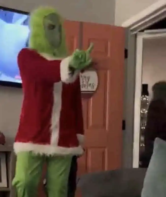 genitori si travestono da grinch 7