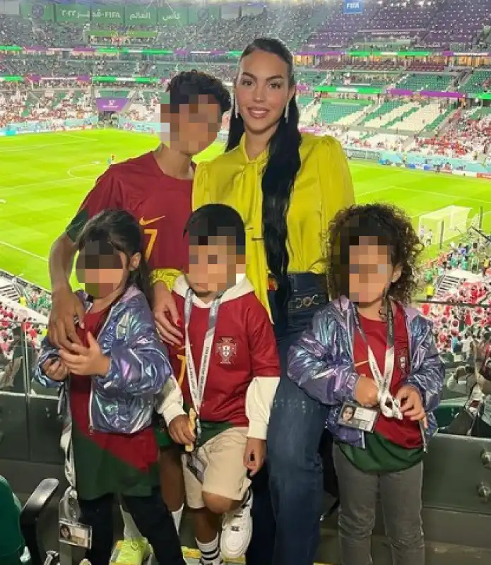 georgina rodriguez con la famiglia in qatar 