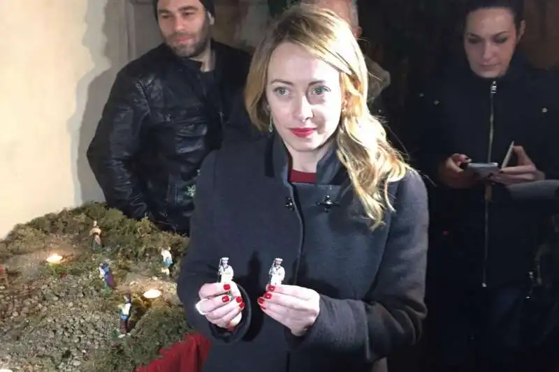 giorgia meloni e le statuette dei maro latorre e girone nel presepe 