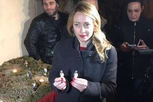 giorgia meloni e le statuette dei maro latorre e girone nel presepe