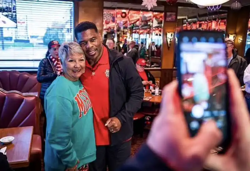 herschel walker   con una supporter 