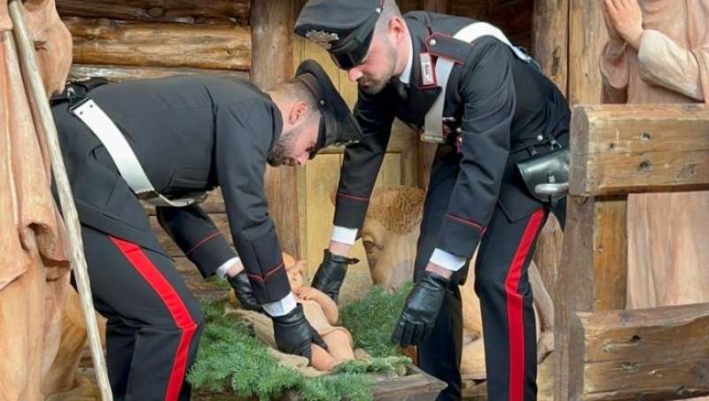 i carabinieri e il bambinello al duomo di firenze