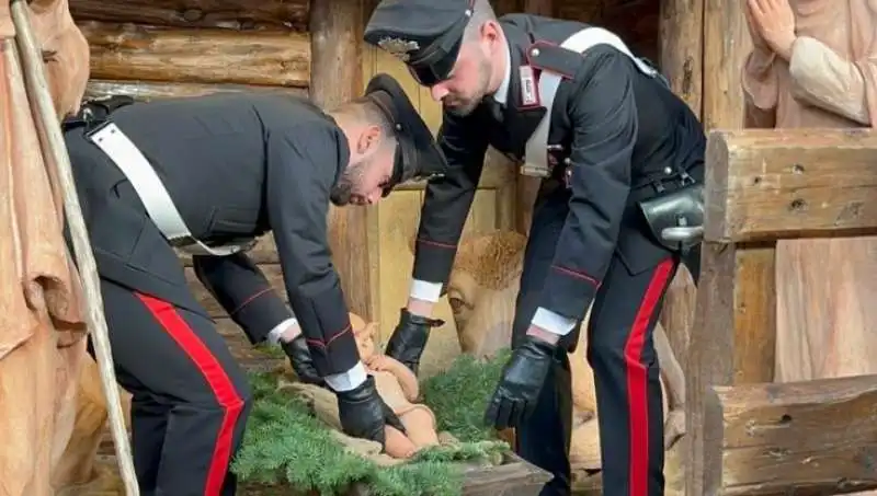 i carabinieri e il bambinello al duomo di firenze