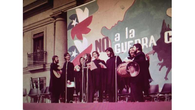 I Los Chilenos cantano el pueblo unido