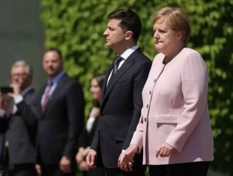 i tremori di angela merkel durante la visita di zelensky nel 2019