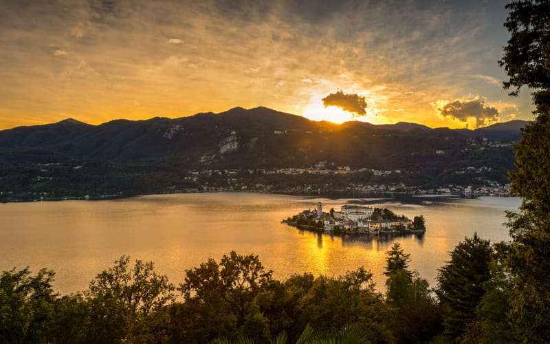 il monastero benedettino sull isola di san giulio 3