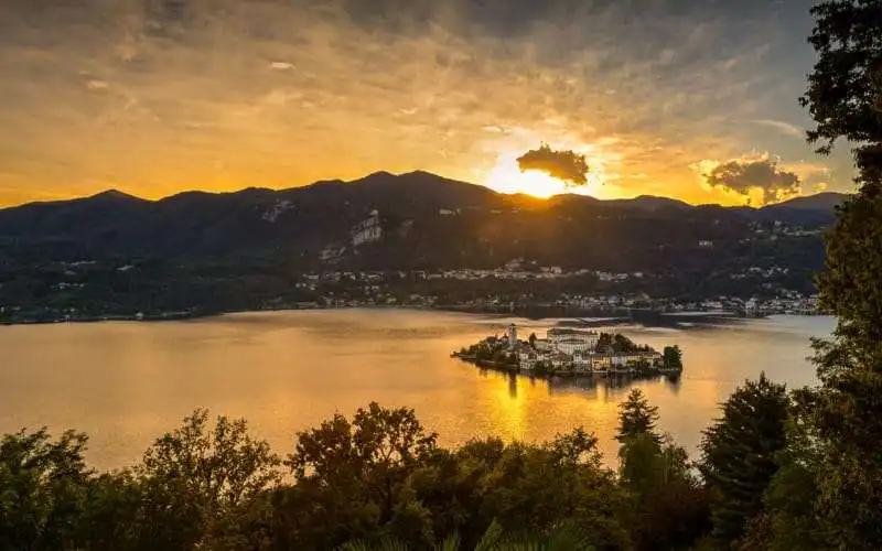 il monastero benedettino sull isola di san giulio  3