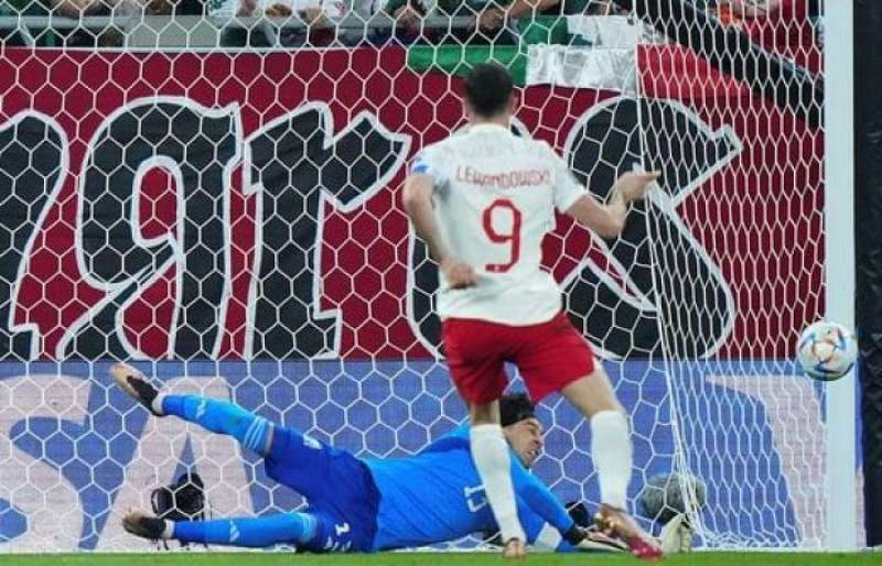 il rigore di lewandowski parato da ochoa