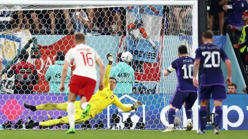 il rigore sbagliato da messi contro la polonia 2