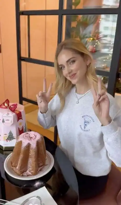 il tutorial di chiara ferragni per decorare il suo pandoro 1