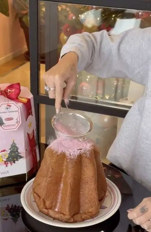 il tutorial di chiara ferragni per decorare il suo pandoro 3