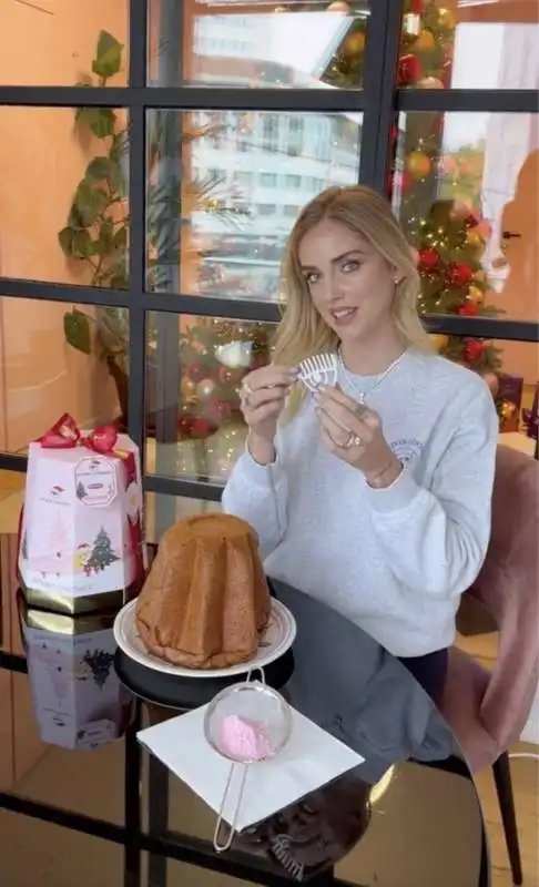 il tutorial di chiara ferragni per decorare il suo pandoro 4