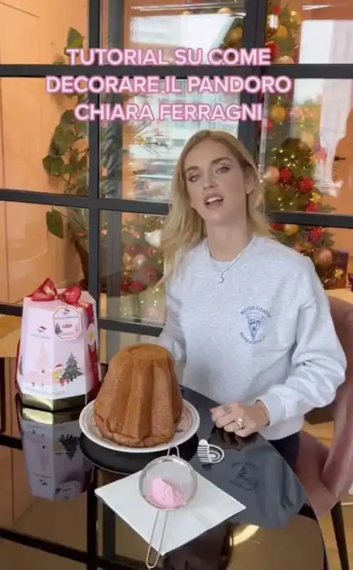 il tutorial di chiara ferragni per decorare il suo pandoro 5