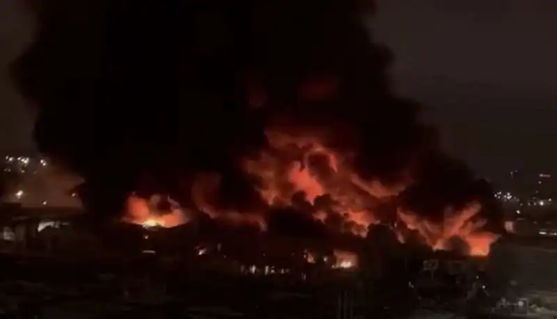 incendio al centro commerciale mega khimki di mosca   2