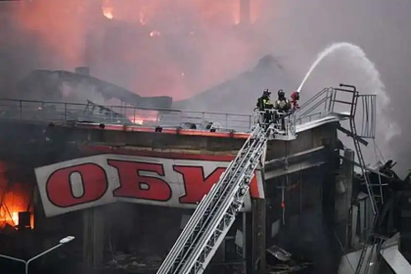 incendio al centro commerciale mega khimki di mosca   4