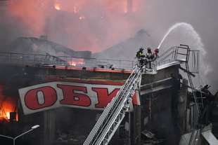 incendio al centro commerciale mega khimki di mosca 4