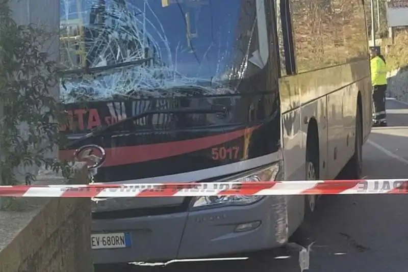 INCIDENTE AUTOBUS VICINO SALERNO 1