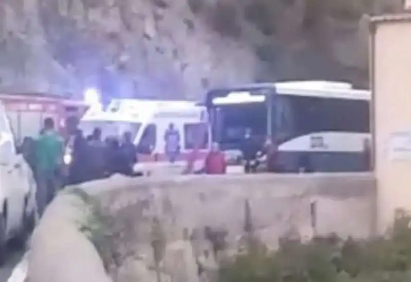 INCIDENTE AUTOBUS VICINO SALERNO 2