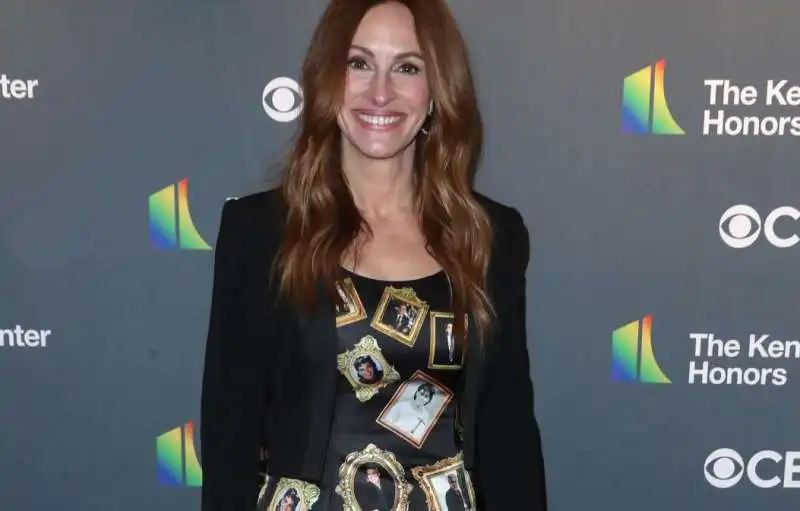 julia roberts e il vestito con le facce di george clooney 1