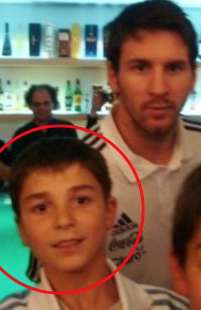 julian alvarez da piccolo e leo messi