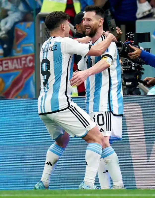 julian alvarez leo messi 