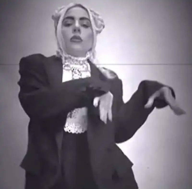 LA DANZA DI MERCOLEDI ADDAMS REPLICATA DA LADY GAGA 