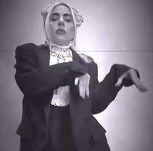 LA DANZA DI MERCOLEDI ADDAMS REPLICATA DA LADY GAGA