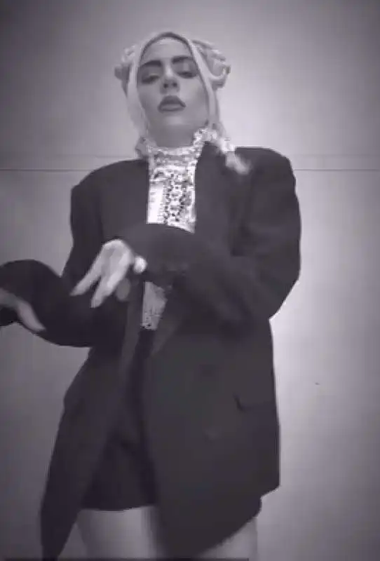 LA DANZA DI MERCOLEDI ADDAMS REPLICATA DA LADY GAGA 