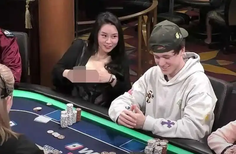 la youtuber sashimi con le tette di fuori al torneo di poker 