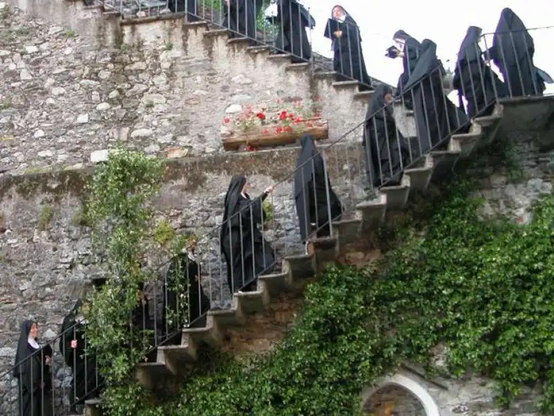 le monache benedettine sull isola di san giulio