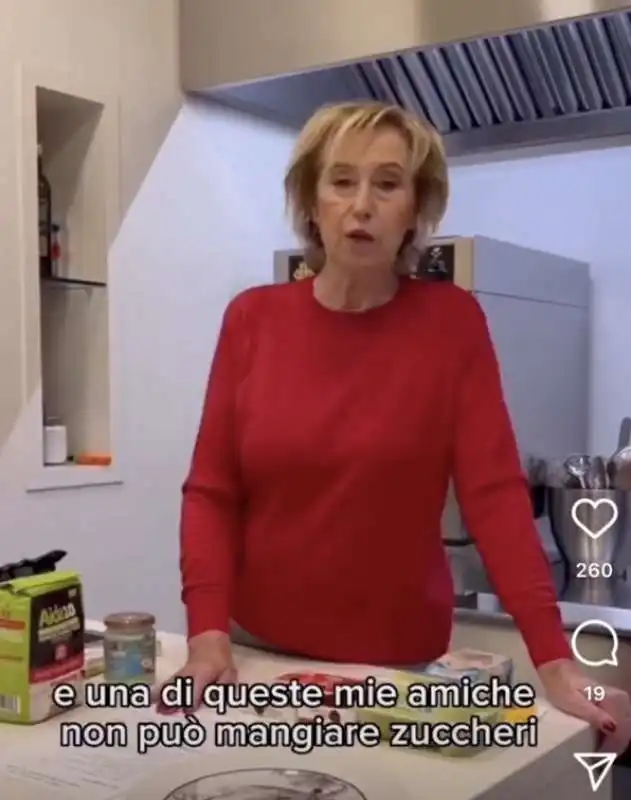 letizia moratti prepara una torta 3