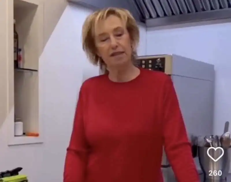 letizia moratti prepara una torta 5