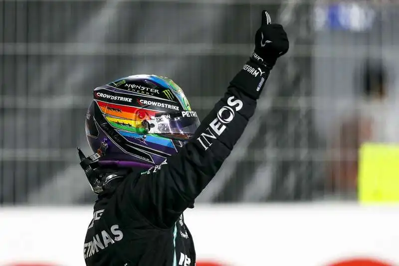 lewis hamilton con il casco arcobaleno 1