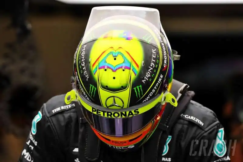 lewis hamilton con il casco arcobaleno 2