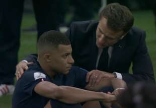 MACRON CONSOLA MBAPPE DOPO LA SCONFITTA CONTRO L ARGENTINA IN FINALE AI MONDIALI