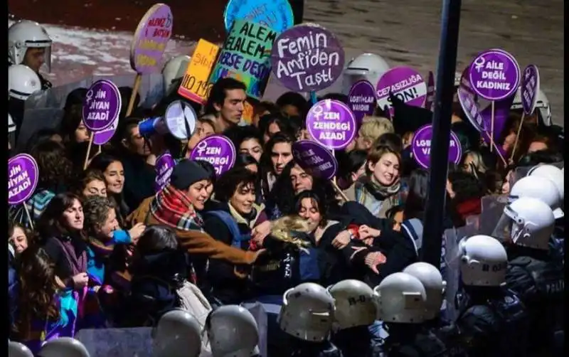 manifestazione femminista a istanbul 