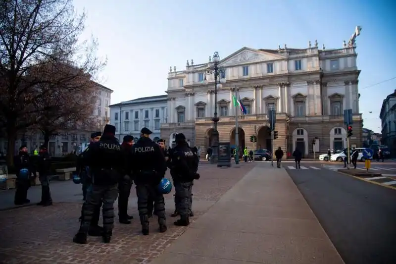 manifestazioni fuori dalla prima della scala 1