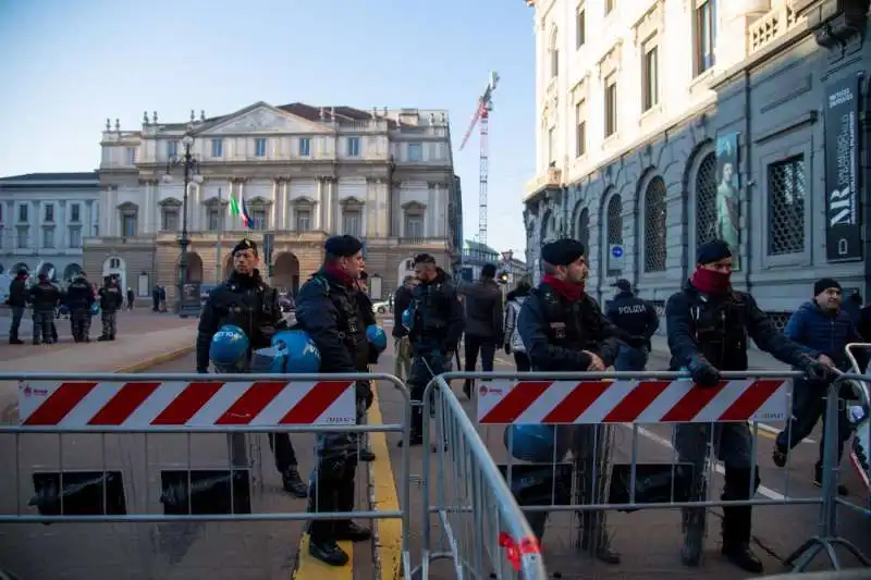 manifestazioni fuori dalla prima della scala 2