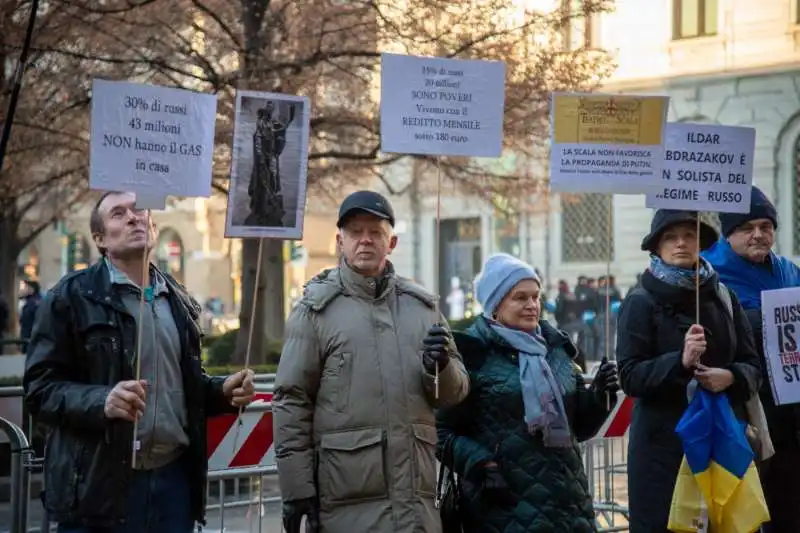 manifestazioni fuori dalla prima della scala 5